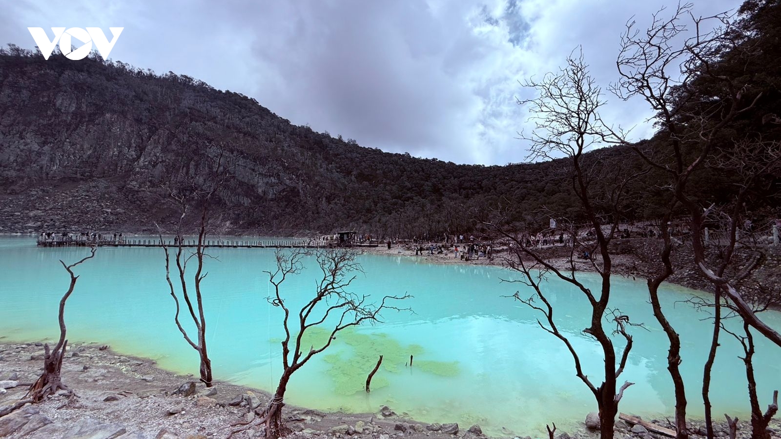 Khám phá miệng núi lửa trắng huyền ảo tại Indonesia